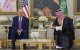 El presidente Donald Trump y el príncipe heredero saudí Mohammed bin Salman hablan durante una ceremonia de café en la Terminal Real del Aeropuerto Internacional Rey Jalid en Riad, Arabia Saudí, el martes 13 de mayo de 2025. (AP Photo/Alex Brandon)