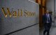Una persona camina cerca de la Bolsa de Valores de Nueva York