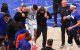 12 de mayo de 2025; Nueva York, Nueva York, EE.UU.; El alero de los Boston Celtics Jayson Tatum (0) es ayudado a salir de la cancha tras una lesión en la segunda mitad durante el cuarto partido de la segunda ronda de los Playoffs de la NBA 2025 contra los New York Knicks en el Madison Square Garden. Tatum abandonaría el partido lesionado tras esta jugada.