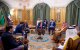 Una imagen facilitada por el Palacio Real saudí muestra al presidente estadounidense, Donald Trump (C), al secretario de Estado, Marco Rubio (C-R), al presidente interino de Siria, Ahmed al-Sharaa (2º izda.), al ministro de Exteriores sirio, Asaad al-Shaibani (izda.), y al príncipe heredero saudí, Mohammed bin Salman (dcha.), reunidos en Riad el 14 de mayo de 2025. Trump se convirtió el 14 de mayo en el primer presidente estadounidense en 25 años en reunirse con un líder sirio, después de ofrecer un alivio de las sanciones con la esperanza de ofrecer un nuevo camino al país asolado por la guerra.