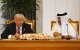 El emir de Catar, jeque Tamim bin Hamad al-Thani (d), escucha un discurso del presidente estadounidense, Donald Trump, durante una ceremonia de firma en el Palacio Real de Doha, el 14 de mayo de 2025.