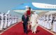 El emir de Catar, Tamim bin Hamad Al Thani, da la bienvenida al presidente estadounidense, Donald Trump