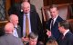 El presidente de la Cámara de Representantes de EE.UU., Mike Johnson (dcha.), republicano de Luisiana, habla con el representante Chip Roy (izq.), republicano de Texas, mientras la Cámara de Representantes se reúne para elegir al presidente de la Cámara para el 119º Congreso, en la Cámara de Representantes del Capitolio de EE.UU. en Washington, DC, el 3 de enero de 2025.