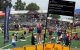 Reese Hogan, en el primer cajón del podio junto al post de Riley Gaines en el que se ve al deportista trans AB Hernández celebra su victoria.