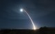 Esta foto de la Fuerza Aérea de EE.UU. muestra un misil balístico intercontinental Minuteman III desarmado mientras se lanza durante una prueba de desarrollo a las 12:33 a.m. hora del Pacífico el 5 de febrero de 2020, en la Base Aérea Vandenberg, California. Estados Unidos probó el 5 de febrero de 2020 un misil balístico intercontinental Minuteman III desarmado con un nuevo tipo de vehículo de reentrada, en su intento de modernizar las anticuadas armas tierra-aire. El misil fue lanzado a las 08.30 GMT desde la Base Aérea de Vandenberg, en California, y voló 6.700 km por el Pacífico hasta el atolón de Kwajalein, en las Islas Marshall, según informó la Fuerza Aérea en un comunicado.