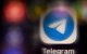El logotipo del servicio de mensajería y llamadas móviles Telegram en la pantalla de un smartphone.