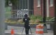 Un forense investiga el lugar del tiroteo frente al Capital Jewish Museum