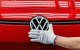 Un empleado prepara un coche en la cadena de montaje del Volkswagen