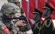 Un soldado estadounidense, en un entrenamiento. Dos soldados chinos, en un desfile