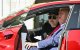 El presidente Donald Trump y el CEO de Tesla Elon Musk ofrecen una conferencia desde un auto.