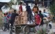 Personas transportan suministros de ayuda de la Fundación Humanitaria de Gaza (FGH)