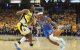 Gilgeous-Alexander, de los Thunder, avanza frente a un rival