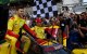 Philip Hanson y Yifei Ye celebran la victoria de Robert Kubica en las 24 Horas de Le Mans 2025