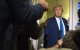 Trump habla con reporteros desde el Air Force One