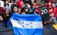Aficionados hondureños sostienen la bandera de Honduras