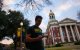 Un estudiante camina por el campus de la Universidad de Baylor en Waco, Texas.