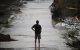 Un hombre observa una zona inundada en Texas