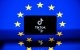 Una pantalla con el logotipo de la plataforma de redes sociales TikTok y la bandera de la UE