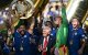 El capitán del Chelsea, Reece James, alza el trofeo junto a sus compañeros y Donald Trump