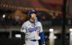 La superestrella japonesa de los Dodgers de Los Ángeles SHOHEI OHTANI (17) camina hacia el banquillo con el guante de bateo en la boca después de la tercera entrada contra los Rays de Tampa Bay el viernes.