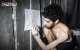 Esta captura de pantalla de un vídeo difundido el 1 de agosto de 2025 por el brazo armado del grupo militante palestino Hamás muestra al rehén israelí Evyatar David con aspecto débil y desnutrido. David, que cumplió 24 años en cautiverio, fue secuestrado durante el ataque de Hamás del 7 de octubre de 2023. (Foto de AFP) / ATTN CLIENTES: VIDEO FILMADO BAJO COACCIÓN. LA FAMILIA HA DADO PERMISO PARA QUE ESTA CAPTURA DE PANTALLA SEA UTILIZADA POR LOS MEDIOS DE COMUNICACIÓN, DIJO EL GRUPO DE CAMPAÑA DEL FORO DE FAMILIAS DE REHENES EN UN COMUNICADO.