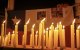 Velas encendidas durante una vigilia con la bandera chilena de fondo y las víctimas de un derrumbe minero, frente a la mina de cobre El Teniente, operada por Codelco, donde un derrumbe mató a un trabajador y atrapó a otros cinco bajo tierra, deteniendo las operaciones en Rancagua, Chile, el sábado 2 de agosto de 2025.