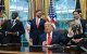 Trump junto el ministro de Asuntos Exteriores de Ruanda, Olivier Nduhungirehe