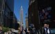 Gente paseando por Madison Square Garden, cerca del Empire State Building, el 28 de abril de 2022 en Nueva York. (Foto de Angela Weiss / AFP)