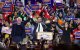 El candidato a la alcaldía de Nueva York, Zohran Mamdani (C), se da la mano con el senador estadounidense Bernie Sanders (I-VT) (I) y la representante estadounidense Alexandria Ocasio-Cortez (D-NY) al final de un mitin electoral en el estadio Forest Hills, en el barrio de Queens de Nueva York, el 26 de octubre de 2025. Los neoyorquinos votarán para elegir alcalde el 4 de noviembre de 2025. Mamdani, el candidato demócrata, es actualmente el favorito, por delante del exgobernador de Nueva York y candidato independiente Andrew Cuomo y del candidato republicano Curtis Sliwa.