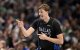 23 de diciembre de 2025; Dallas, Texas, EE. UU.; El alero de los Dallas Mavericks, Cooper Flagg (32), señala a su banquillo mientras celebra su anotación contra los Denver Nuggets durante el segundo cuarto en el American Airlines Center.