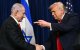 Donald Trump y Benjamin Netanyahu se estrechan la mano