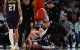 El pívot de los Denver Nuggets, Nikola Jokic (15), se agarra la rodilla izquierda mientras el entrenador David Adelman se acerca a él tras una lesión contra los Miami Heat durante el segundo cuarto en el Kaseya Center.