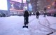 Trabajadores limpian la nieve en las calles de Nueva York