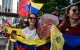 Venezolanos en Panamá celebran con banderas y una máscara de Trump
