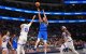 El escolta de los Dallas Mavericks, Klay Thompson (31), lanza contra el escolta de los Utah Jazz, Ace Bailey (19), y el alero Taylor Hendricks (0) durante la segunda mitad de un partido de baloncesto de la NBA en Dallas, el jueves 15 de enero de 2026.