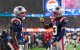 Los receptores abiertos de los Patriots, KAYSHON BOUTTE (9) y DEMARIO DOUGLAS (3), celebran tras un touchdown durante la segunda mitad del partido de la Ronda Divisional de los Playoffs de la NFL entre los New England Patriots y los Houston Texans el 18 de enero de 2026 en Foxboro, Massachusetts. Los Patriots ganaron 28-16.