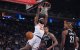 Mitchell Robinson (23), de los New York Knicks, clava el balón frente a Michael Porter Jr. (17) y Noah Clowney (21), de los Brooklyn Nets, durante la primera mitad de un partido de baloncesto de la NBA el miércoles 21 de enero de 2026 en Nueva York.