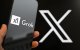 (Archivo) Una imagen con el logo de la IA Grok y de la red social X