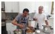 Jeffrey Epstein (R) cocinando con el director ejecutivo de DP World Sultan Ahmed bin Sulayem