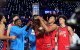 Las estrellas de EE. UU. levantan el trofeo del campeonato tras vencer a las rayas de EE. UU. en el partido de baloncesto All-Star de la NBA el domingo 15 de febrero de 2026 en Inglewood, California. (Foto AP/Mark J. Terrill)