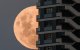 La luna sale en su fase gibosa creciente detrás de un edificio en Buenos Aires el 2 de marzo de 2026