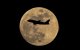Un Airbus A319-112 de la aerolínea alemana Lufthansa sobrevuela la Luna Gibosa Creciente sobre Fráncfort del Meno, Alemania Occidental