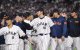 Los jugadores de Japón celebran su victoria durante el WBC