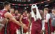 Bam Adebayo, con una toalla en la cabeza, felicitado por sus compañeros tras anotar 83 puntos frente a los Wizards