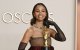 Zoe Saldana posa con el premio Óscar a Mejor Actriz de Reparto obtenido en 2025