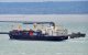 Un buque de carga cruzando un canal marítimo (Archivo)