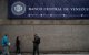 Varias personas caminan frente a la fachada principal del Banco Central de Venezuela en Caracas
