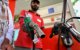 Un empleado despacha combustible en una gasolinera (Archivo)