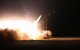 Un sistema de cohetes de artillería de alta movilidad M142 (HIMARS) realizando ejercicios de fuego real durante la operación "Epic Fury" en un lugar no revelado.