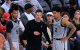 El técnico de los San Antonio Spurs, Mitch Johnson, da instrucciones a Stephon Castle (n.º 5) y Dylan Harper (n.º 2) durante un partido de la temporada regular de la NBA de 2026 contra los Los Angeles Clippers, celebrado el jueves 2 de abril de 2026 en el Intuit Dome Arena de Inglewood, California. Los Clippers pierden ante los Spurs por 118-99. JAVIER ROJAS/PI